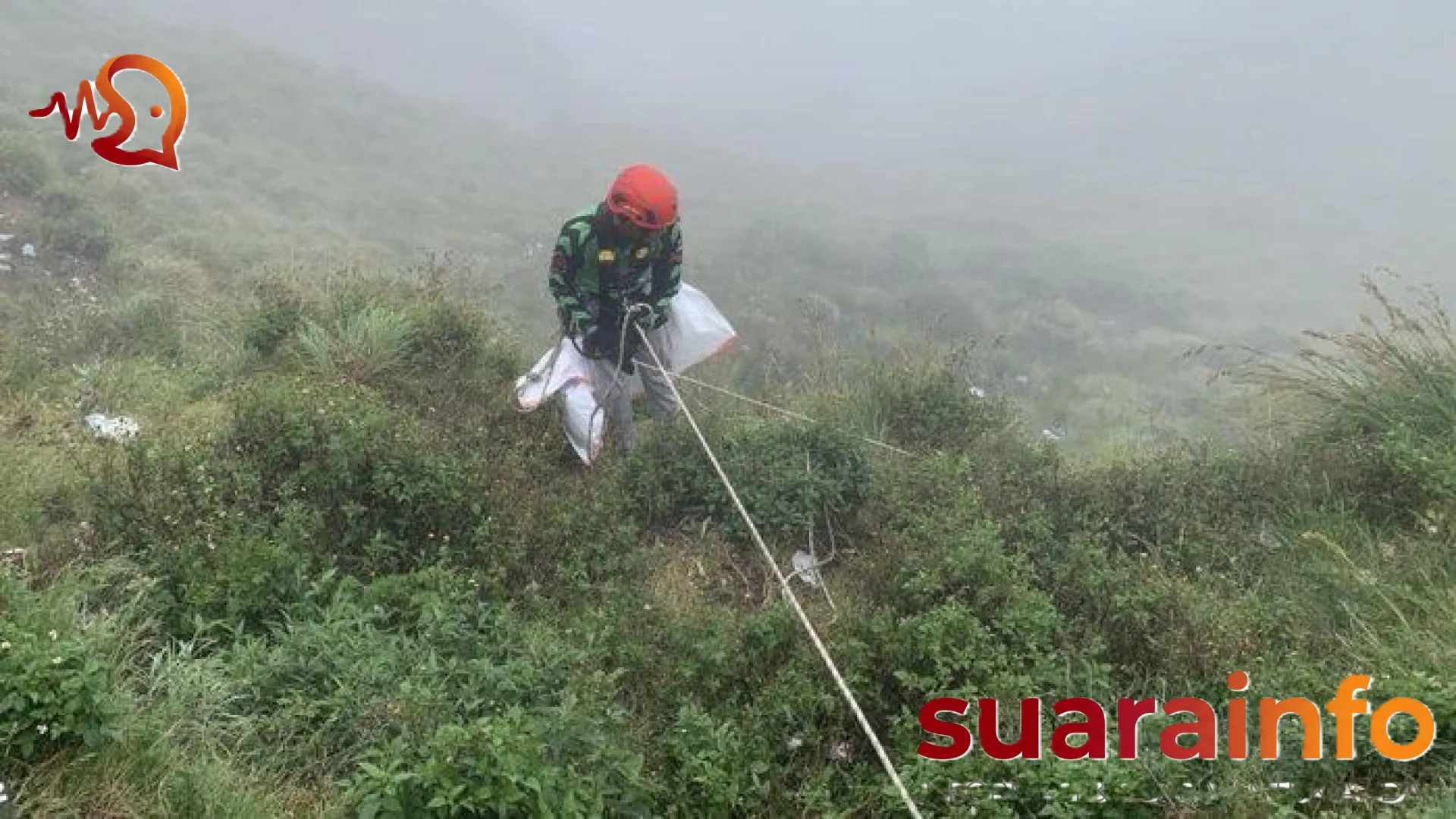 Nestapa di Balik Keindahan Rinjani: Ketika Petugas Harus Bertaruh Nyawa Meniti Tebing Demi Sampah Pendaki