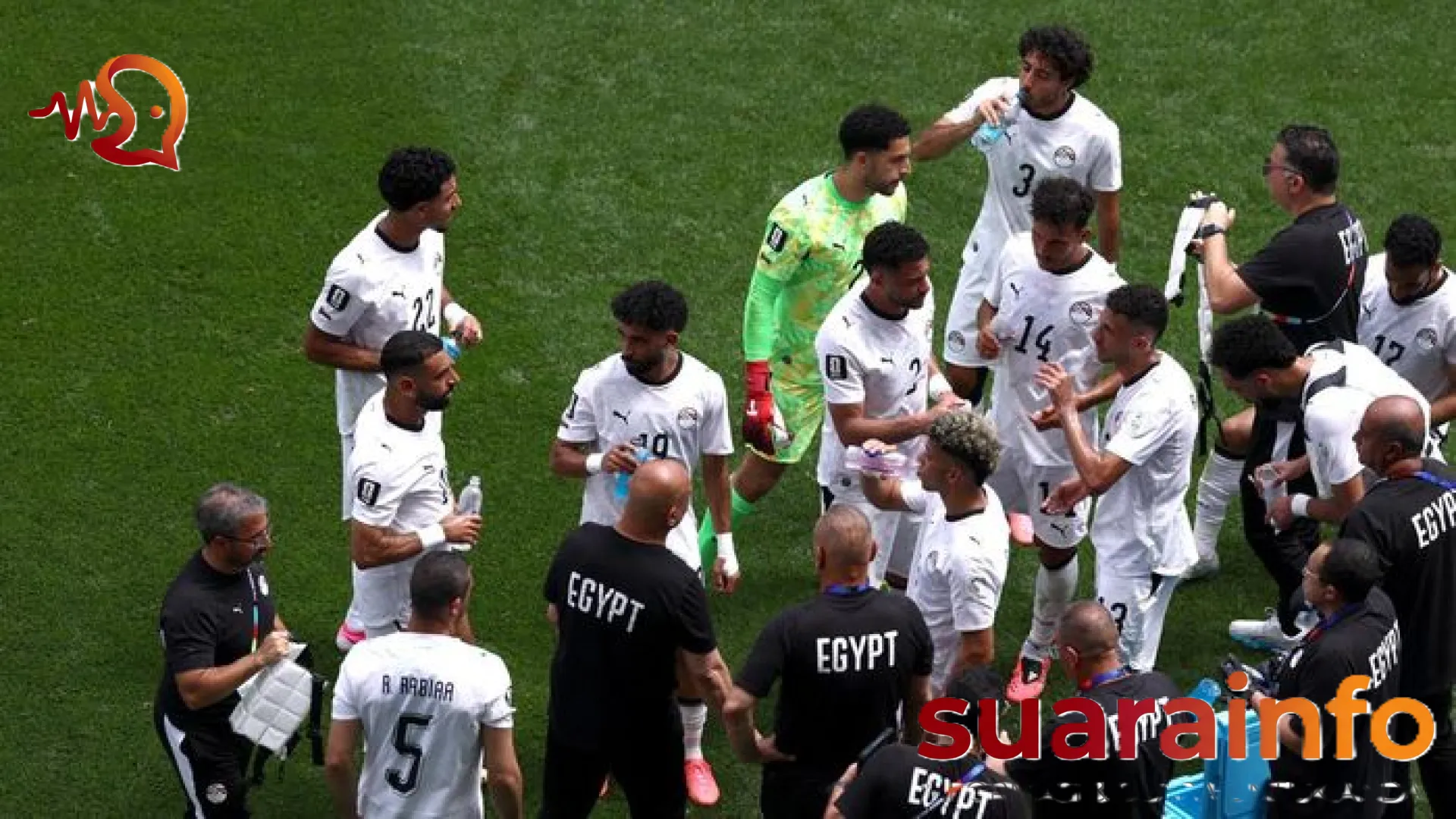 Misteri Semburan Air di Lapangan Hijau: Mengapa Bintang Sepak Bola Dunia Tak Menelan Minumannya?
