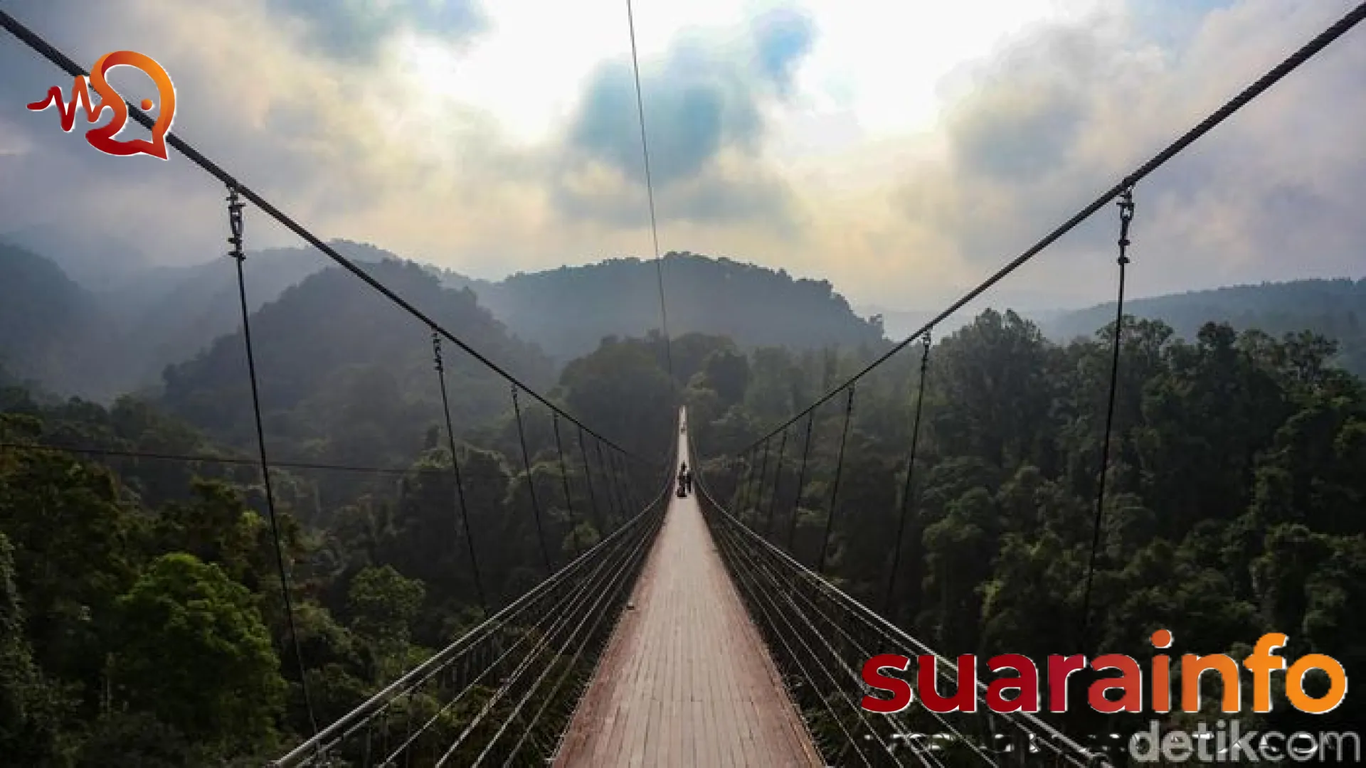 Menembus Kabut di Jembatan Gantung Situ Gunung: Sensasi Melayang di Atas Lembah Purba Sukabumi